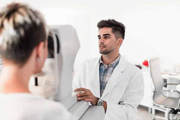 Manlig Optiker Kontroll Patientens Vision Eye Clinic Läkarundersökning — Stockfoto
