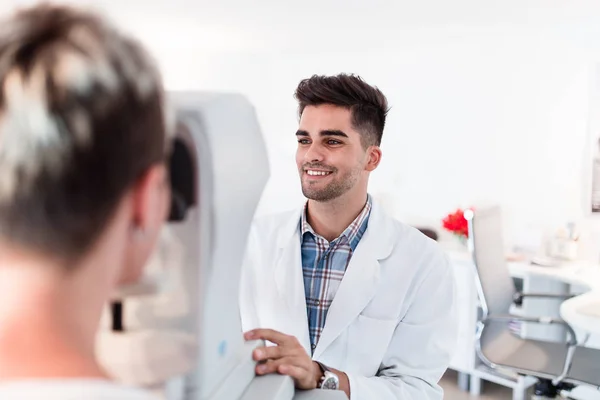 Чоловічий Офтальмолог Перевіряє Зір Пацієнта Очній Клініці Медична Експертиза — стокове фото