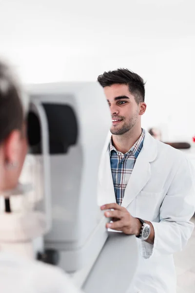 Optometrista Masculino Revisando Visión Del Paciente Clínica Ocular Examen Médico —  Fotos de Stock