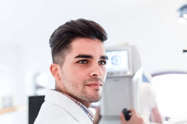 Homem Optometrista Verificar Visão Paciente Clínica Ocular Exame Médico — Fotografia de Stock