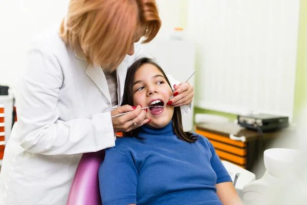 Schattige Kleine Schoolmeisje Zittend Tandheelkundige Stoel Terwijl Het Hebben Van — Stockfoto