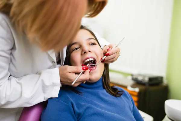 Schattige Kleine Schoolmeisje Zittend Tandheelkundige Stoel Terwijl Het Hebben Van — Stockfoto