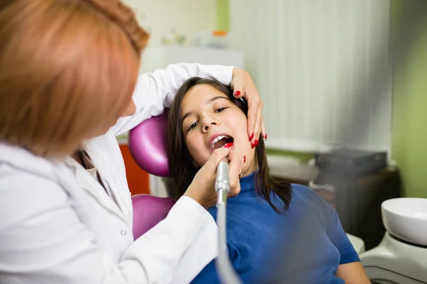 Schattige Kleine Schoolmeisje Zittend Tandheelkundige Stoel Terwijl Het Hebben Van — Stockfoto