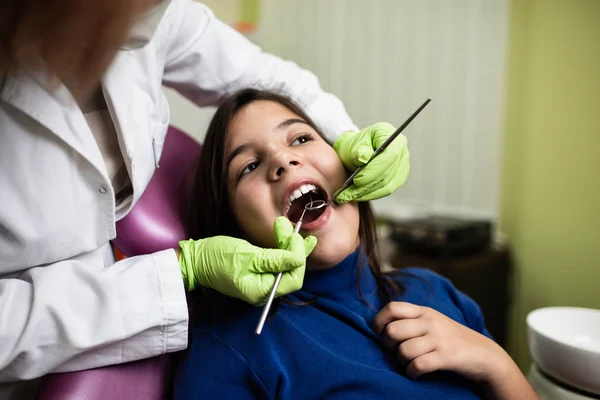 Симпатична Маленька Школярка Сидить Стоматологічному Стільці Під Час Лікування Зубів — стокове фото