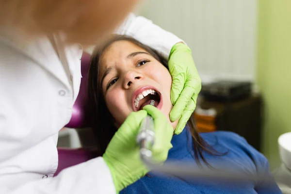 Nettes Kleines Schulmädchen Das Auf Einem Zahnarztstuhl Sitzt Während Zahnärztlich — Stockfoto