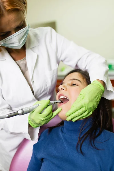 Carina Bambina Della Scuola Seduta Sulla Sedia Dentale Mentre Sottopone — Foto Stock