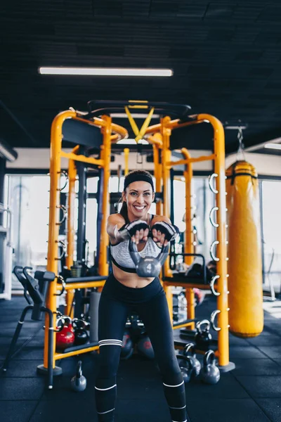 Jovem Apto Atraente Mulher Exercitando Treino Com Kettlebell Ginásio Fitness — Fotografia de Stock