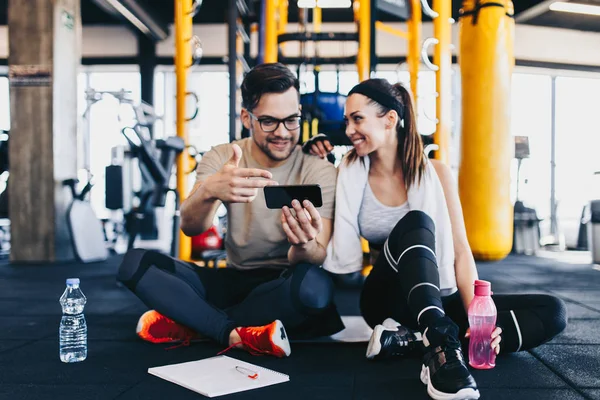 Instructor Gimnasio Fitness Masculino Descansando Sentado Con Una Mujer Joven — Foto de Stock