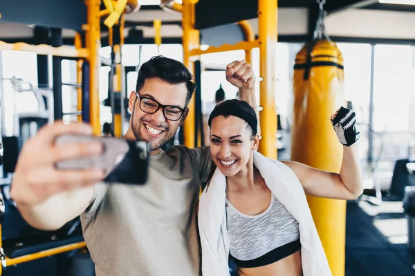 Joven Atractiva Pareja Hombres Mujeres Sonriendo Posando Mientras Hacen Fotos — Foto de Stock