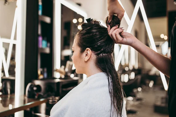 美容室で長い髪を持つ美しいブルネットの女性が髪を吹いて取得します ヘアサロンスタイリングのコンセプト — ストック写真