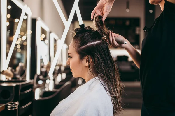 Hermosa Mujer Morena Con Pelo Largo Salón Belleza Conseguir Pelo —  Fotos de Stock