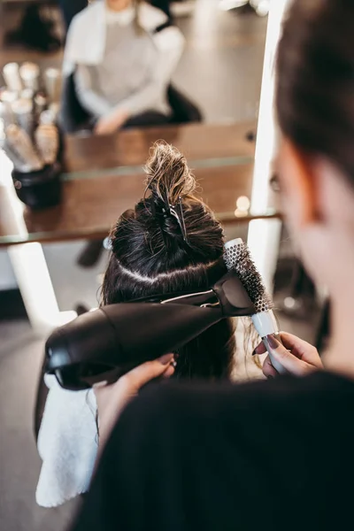 Hermosa Mujer Morena Con Pelo Largo Salón Belleza Conseguir Pelo —  Fotos de Stock