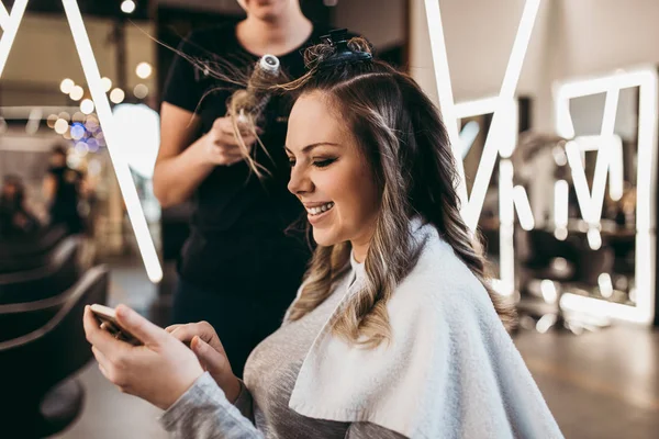 Belle Femme Aux Cheveux Longs Salon Beauté Utilisant Téléphone Intelligent — Photo