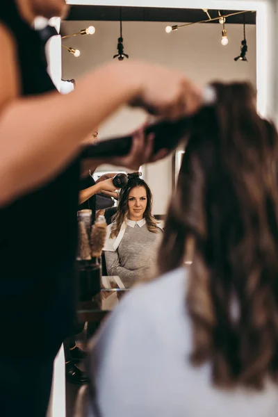 Güzeller Güzeli Esmer Kadın Kuaförde Uzun Saçlı Saçları Uçuyor Kuaför — Stok fotoğraf