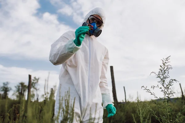 Ogräsbekämpning Industriellt Jordbruk Forska Man Skyddande Svit Och Mask Tar — Stockfoto