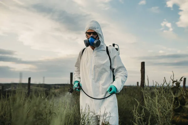 Control Malezas Tema Agricultura Industrial Hombre Rociando Pesticidas Tóxicos Insecticidas — Foto de Stock