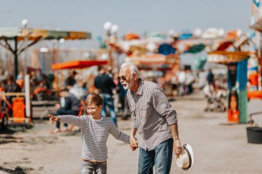 Büyükbaba ve torunu eğlenmek ve eğlence parkında birlikte iyi kaliteli zaman harcamak.