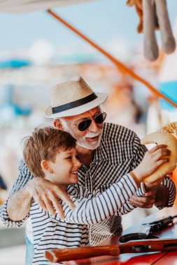 Büyükbaba ve torunu eğlenmek ve eğlence parkında birlikte iyi kaliteli zaman harcamak. Büyükbaba ödülü kazanmak için yardım ederken çocuk hava tabancası ile çekim. 