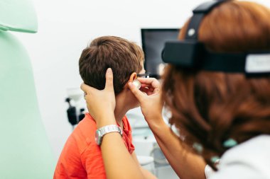 Tıbbi muayene veya Otolaringolojist ofisinde kontrol genç çocuk