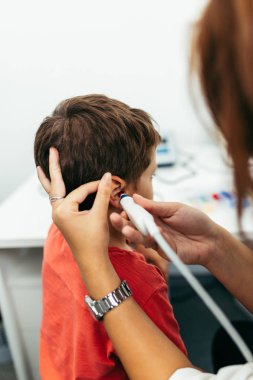 Tıbbi muayene veya Otolaringolojist ofisinde kontrol genç çocuk