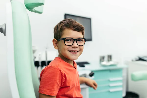 Jonge Jongen Bij Medisch Onderzoek Checkup Het Kantoor Van Kno — Stockfoto