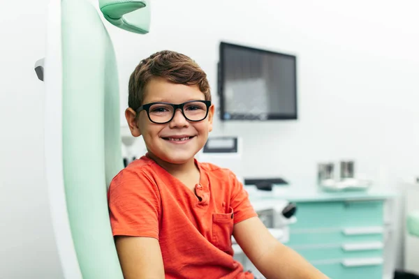 Jonge Jongen Bij Medisch Onderzoek Checkup Het Kantoor Van Kno — Stockfoto