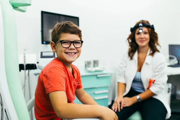 Jonge Jongen Bij Medisch Onderzoek Checkup Het Kantoor Van Kno — Stockfoto