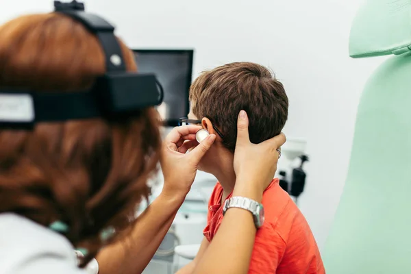 Ung Pojke Medicinsk Undersökning Eller Checkup Otolaryngologist Kontor — Stockfoto