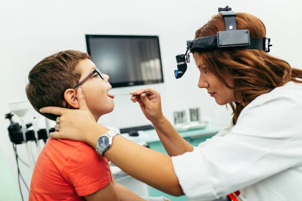 Jonge Jongen Bij Medisch Onderzoek Checkup Het Kantoor Van Kno — Stockfoto