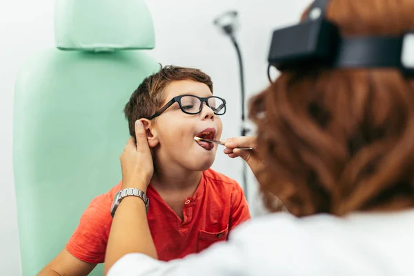 Jovem Exame Médico Check Consultório Otorrinolaringologista — Fotografia de Stock