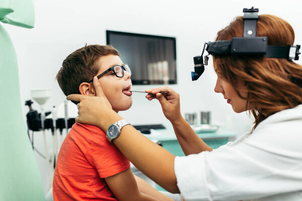 Мальчик на медицинском осмотре или осмотре в кабинете отоларинголога
