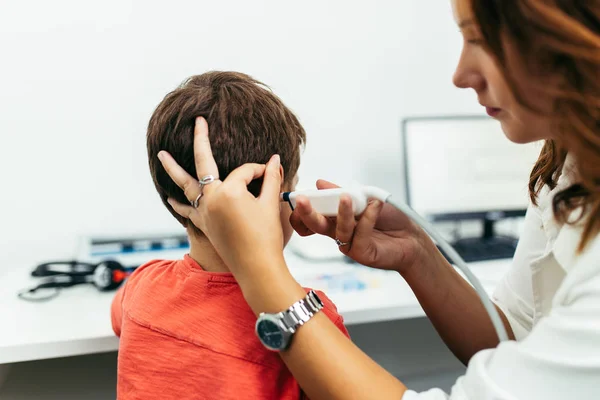 耳鼻咽喉科医の診察または健診の少年 — ストック写真