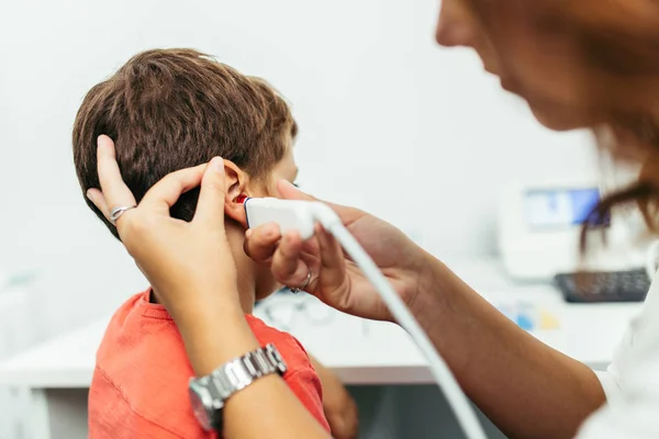 耳鼻咽喉科医の診察または健診の少年 — ストック写真
