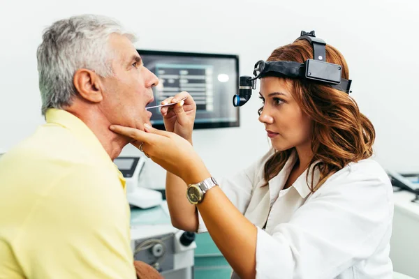 Uomo Anziano Visita Medica Visita Controllo Nello Studio Dell Otorinolaringoiatra — Foto Stock