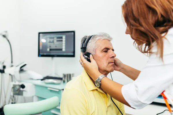 Homme Principal Examen Médical Bilan Santé Dans Bureau Otolaryngologue — Photo