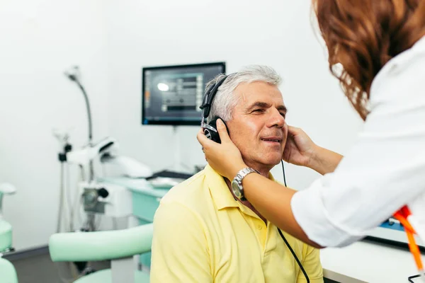 Homme Principal Examen Médical Bilan Santé Dans Bureau Otolaryngologue — Photo