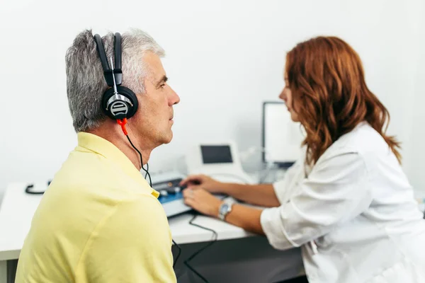 Homme Principal Examen Médical Bilan Santé Dans Bureau Otolaryngologue — Photo