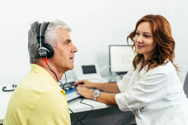 Senior Férfi Orvosi Vizsgálaton Vagy Kivizsgálás Otolaryngologist Irodájában — Stock Fotó