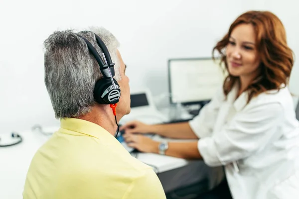 Uomo Anziano Visita Medica Visita Controllo Nello Studio Dell Otorinolaringoiatra — Foto Stock