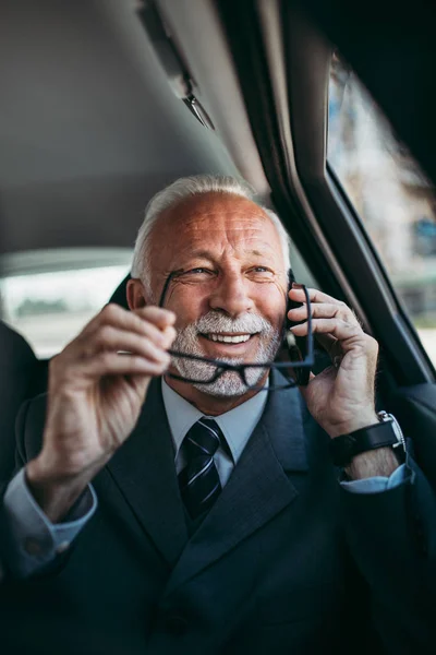 Snygg Senior Business Man Sitter Baksätet Lyxbil Han Använder Sin — Stockfoto