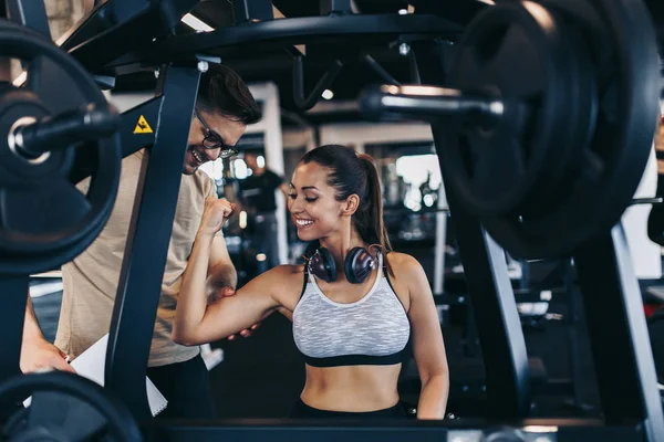 Muda Fit Dan Menarik Wanita Bekerja Gym Modern Bersama Sama — Stok Foto