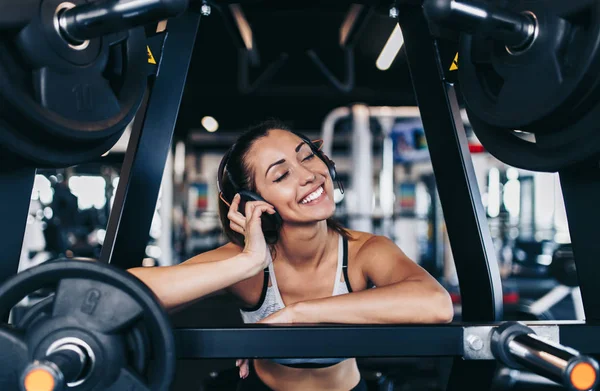 Wanita Muda Yang Fit Dan Menarik Bekerja Gym Modern Dan — Stok Foto