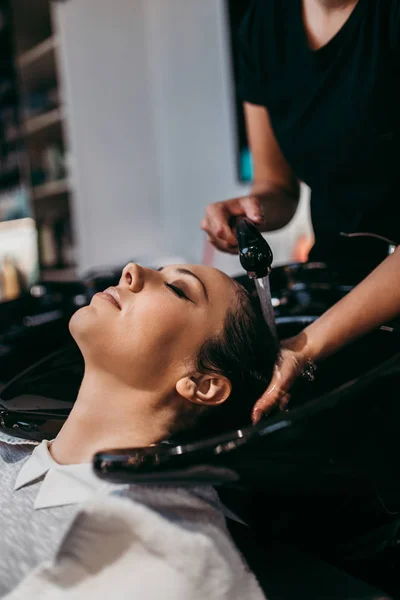 Mulher Bonita Recebendo Uma Lavagem Cabelo Cabeleireiro Conceito Estilo — Fotografia de Stock