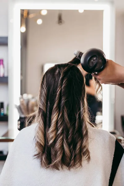 Hermosa Mujer Morena Con Pelo Largo Salón Belleza Conseguir Pelo —  Fotos de Stock