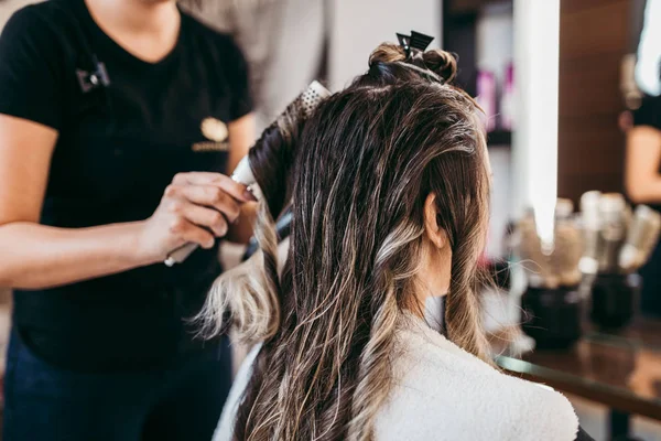 Beautiful Brunette Woman Long Hair Beauty Salon Getting Hair Blowing — Stock Photo, Image