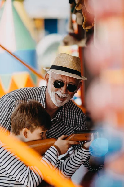 Grand Père Petit Fils Amusent Passent Bon Temps Ensemble Dans — Photo