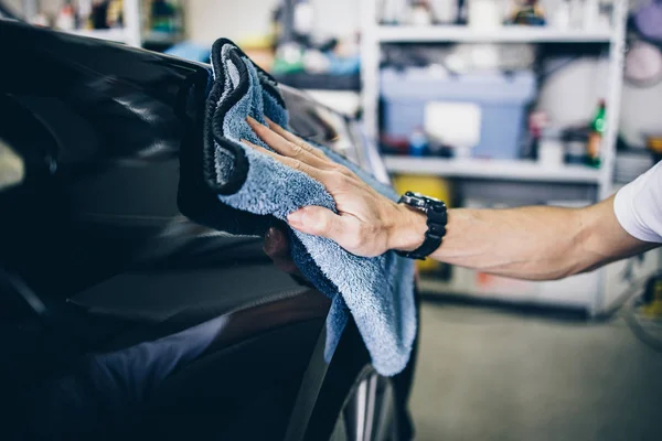 Homem Limpando Carro Com Pano Microfibra Carro Detalhando Valeting Conceito — Fotografia de Stock