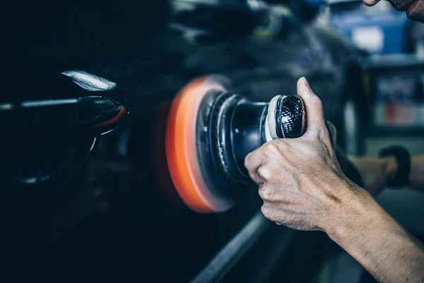 Dettaglio Auto Mani Con Lucidatore Orbitale Officina Riparazione Auto Focus — Foto Stock