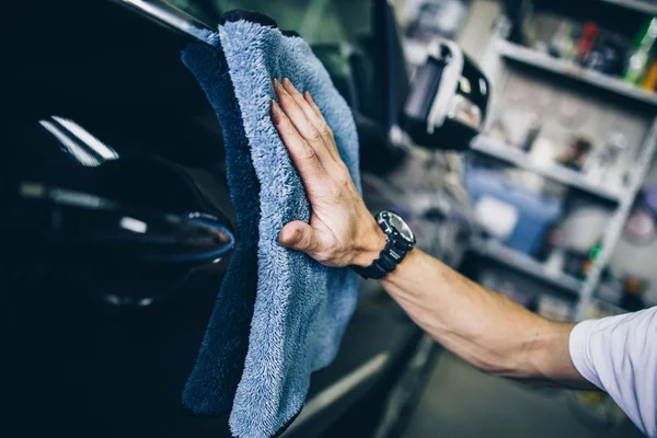 Homem Limpando Carro Com Pano Microfibra Carro Detalhando Valeting Conceito — Fotografia de Stock