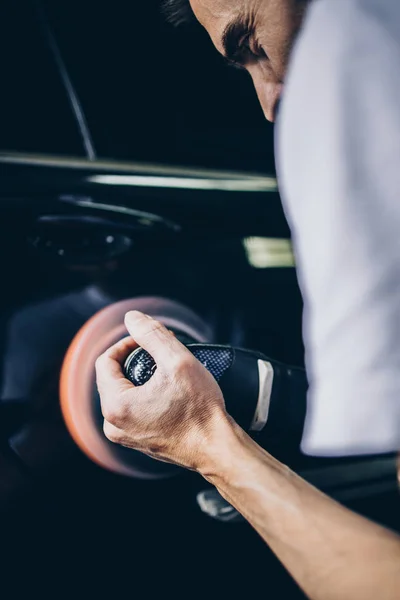 Car Detailing Χέρια Τροχιακό Γυαλιστικό Συνεργείο Αυτοκινήτων Επιλεκτική Εστίαση — Φωτογραφία Αρχείου